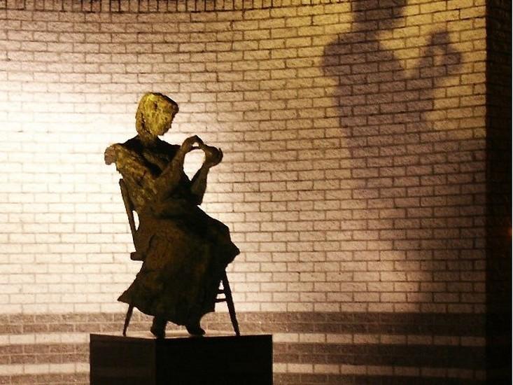 The Little Bulb Maker