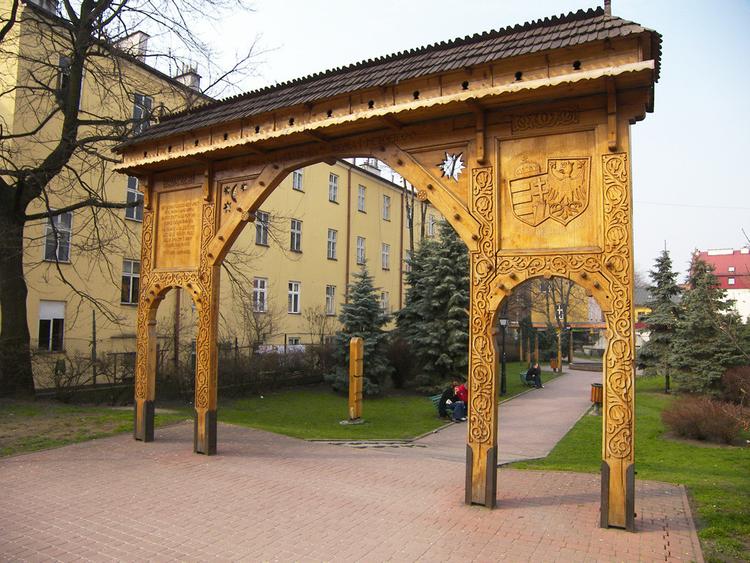Székelys Gate & Petöfi Square