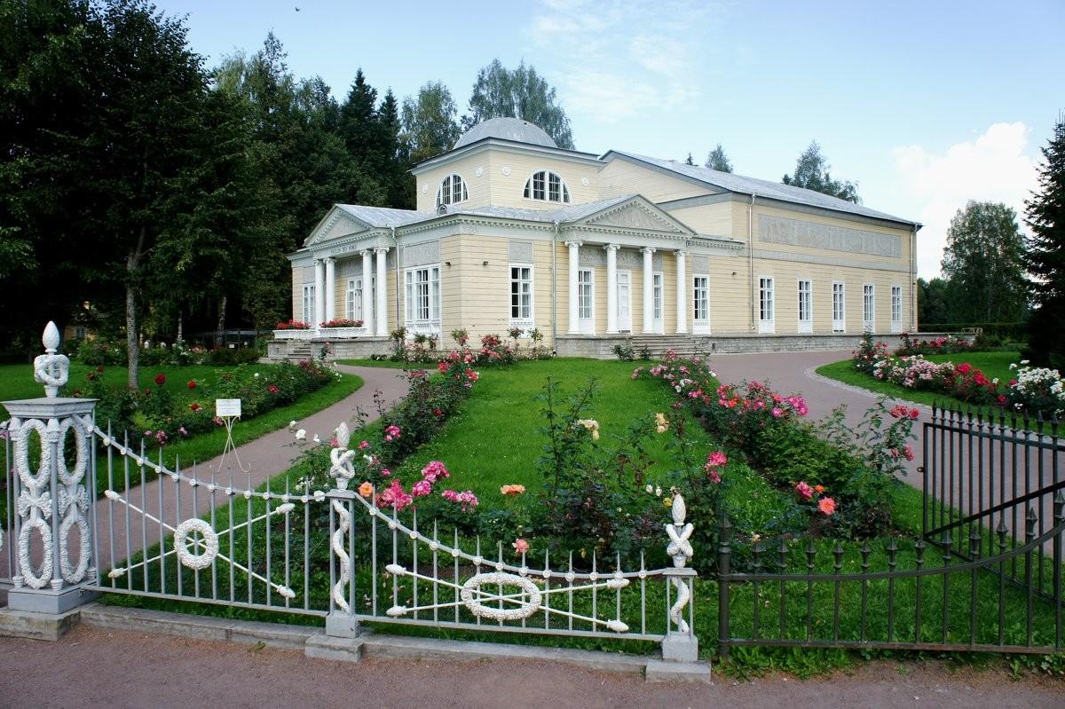 Rose Pavilion in Pavlovsk Park