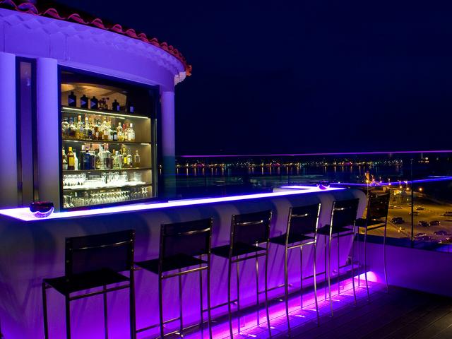 The 360 ​​Lounge Bar