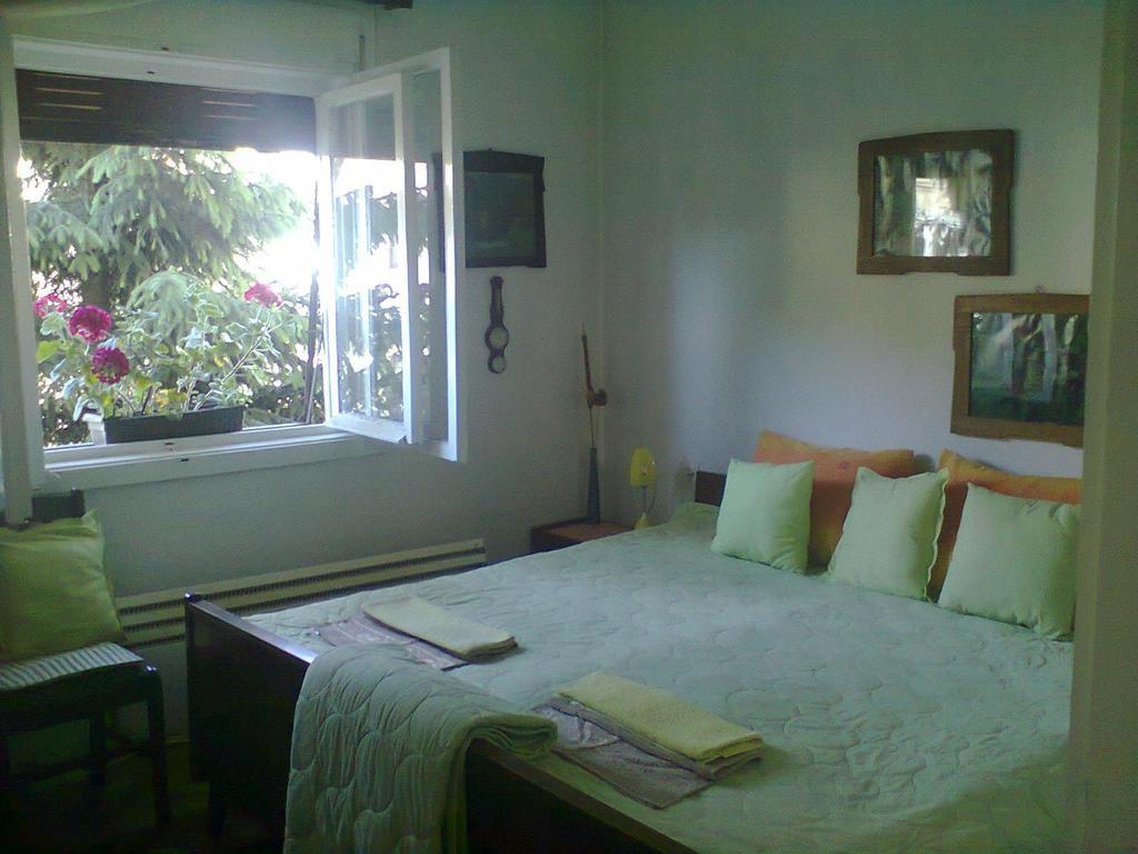 Private homes near Pehčevo