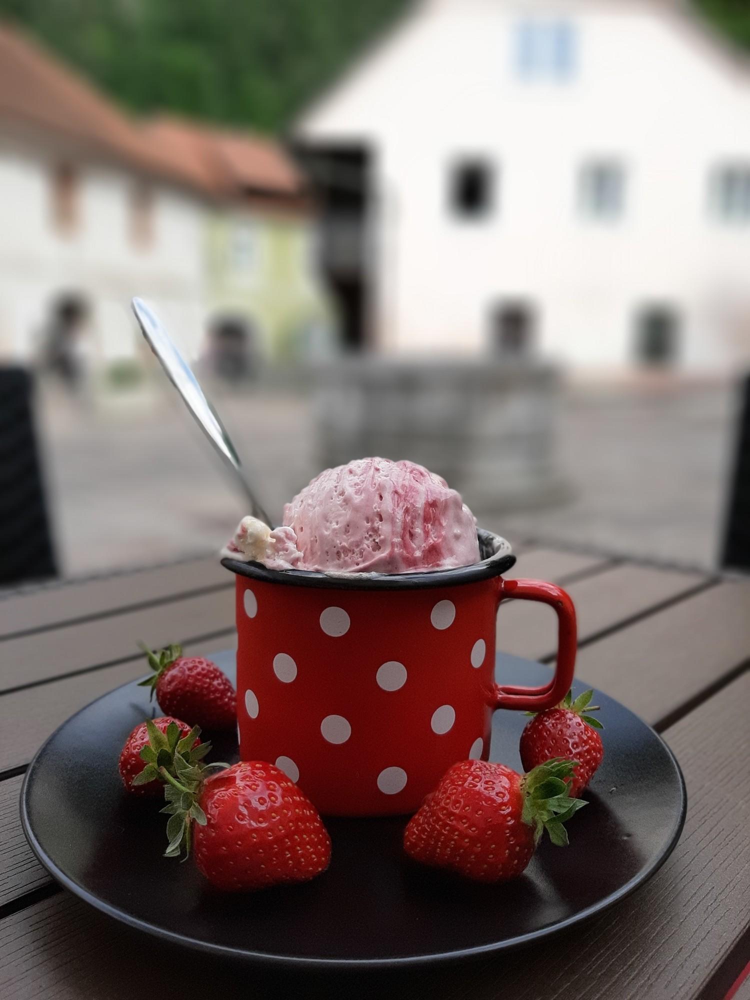 Gostilnica in kavarnica Pri podkvi
