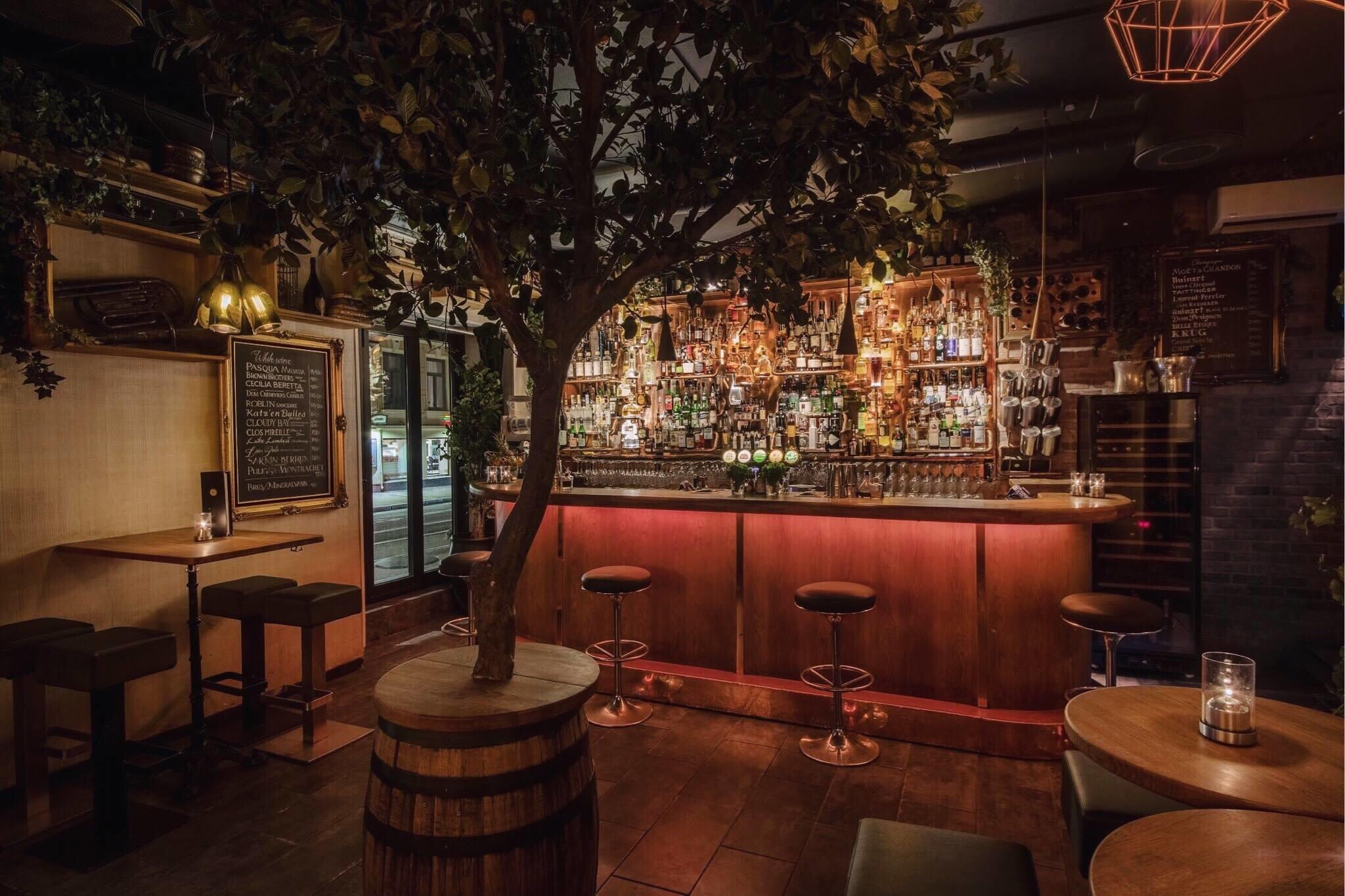 F6 Cocktailbar & Lounge